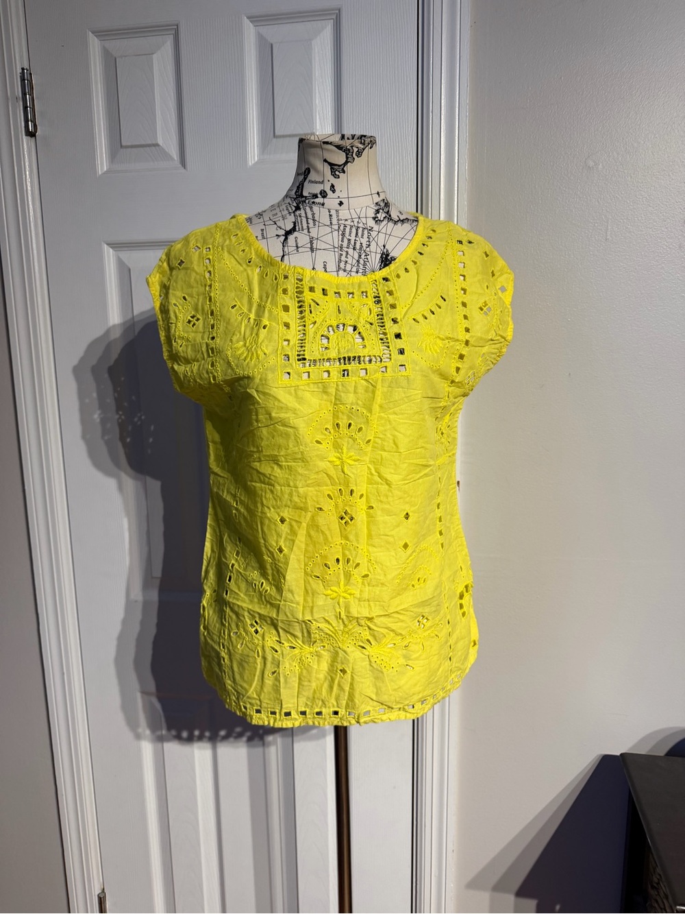 Old Navy Cotton Eyelet Bright Vibrant Yellow Embroidered Short Sleeve Top Sz M🎯